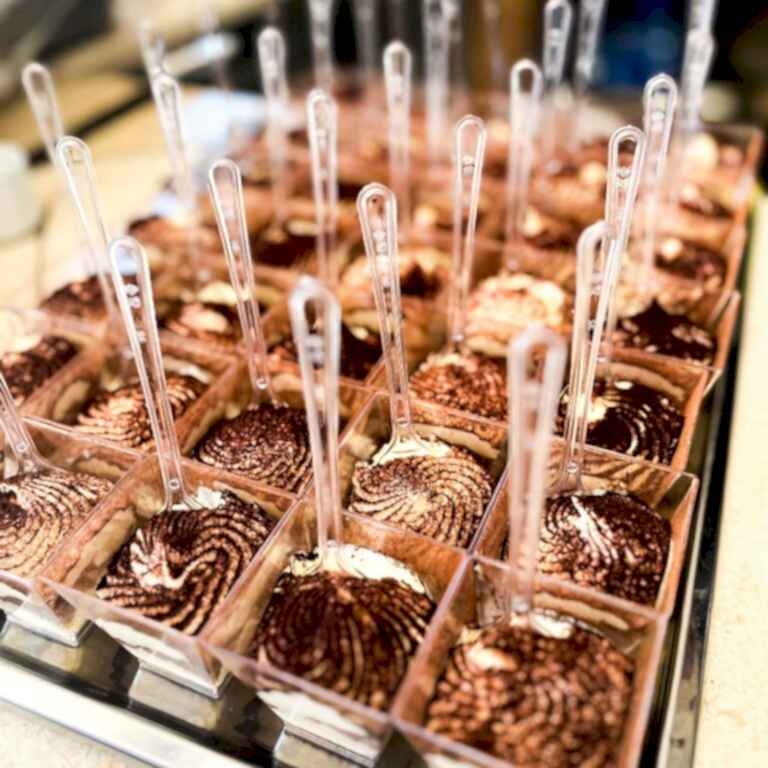 Leziz mini kaplarda tiramisu